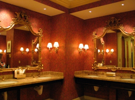 É claro que banheiros públicos como esse a de cima (do Hotel Venetian, em Las Vegas) são raros.